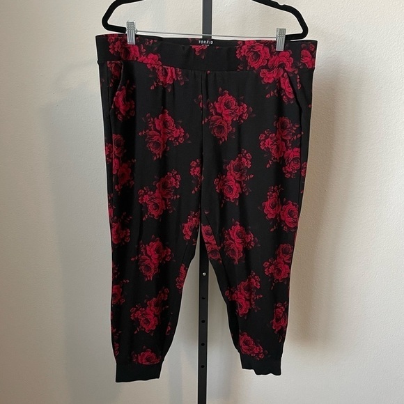 Torrid Black Floral Ponte Jogger Size 2X - Picture 3 of 6